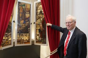 Prof. Hardo Bruhns, der dem Museum drei kunstvoll gearbeitete Bleiglasfenster geschenkt hat; Foto: David Young