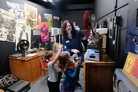 Bei der Kindermuseumsnacht erkundeten die jungen Gäste unter anderem das Filmmuseum; Foto: Michael Gstettenbauer