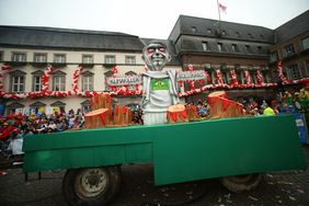 Die Mottowagen thematisierten unter anderem die Politik des brasilianischen Präsidenten; Foto: Melanie Zanin