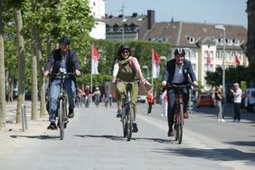 Läuteten symbolisch das Stadtradeln 2020 ein (v.r.): Oberbürgermeister Thomas Geisel, Umweltdezernentin Helga Stulgies und Umweltamtsleiter Thomas Loosen. Foto: David Young