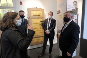Rundgang durch die Dauerausstellung mit (v. l.) der stellvertretende Leiterin Hildegard Jakobs und Institutsleiter Dr. Bastian Fleermann sowie Oberbürgermeister Dr. Stephan Keller und NRW-Innenminister Herbert Reul; Foto: Michael Gstettenbauer