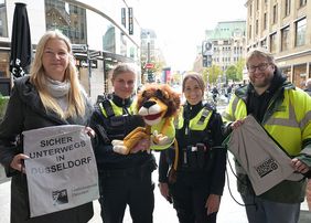 Werben für mehr Sicherheit durch Sichtbarkeit in der dunklen Jahreszeit: Antonia Schnelle, Landeshauptstadt, Katrin Rothe und Julie Riemenschneider, Polizei, sowie Simon Höhner, Verkehrswacht (v.l.n.r.) © Landeshauptstadt Düsseldorf/Wilfried Meyer