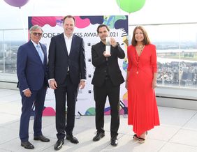 V.l.n.r.: Klaus Brinkmann, Vorstandsvorsitzender Fashion Net, Oberbürgermeister Dr. Stephan Keller, Preisträger Heiko Wunder und Angelika Firnrohr, Geschäftsführerin Fashion Net. Foto: Ast-Jürgens