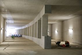 Auch in der rund 15 Meter tiefen Baugrube zwischen Maritim-Hotel und den Airport-Parkplätzen P 12 und P 25 gehen die Rohbauarbeiten nach Plan voran. Foto. Ingo Lammert