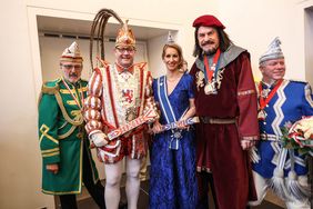 Oberbürgermeister Dr. Stephan Keller (r.) begrüßte das Prinzenpaar Venetia Uåsa und Prinz Dirk II (2.v.l.) sowie CC-Präsident Michael Laumen vor dem "Zoch" im Rathaus.