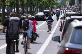 Gute Nachricht für Radfahrende: Der Radfahrstreifen auf der Luegallee bleibt während der gesamten Dauer der Rheinkirmes bestehen. Foto: David Young