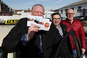 V.r.: Taxi Düsseldorf-Chef Dennis Klusmeier, Wolfhard Bisges, Fachstelle Sexuelle Gesundheit des Gesundheitsamtes, sowie Taxifahrer Bernd Grubert mit den Kondom-Postkarten. Foto: David Young