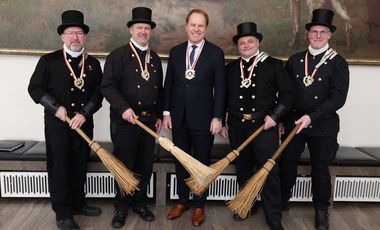 Neujahrsempfang mit Vertreterinnen und Vertretern der Schornsteinfeger-Innung des Regierungsbezirks Düsseldorf und Oberbürgermeister Dr. Stephan Keller (Mitte) im Rathaus, Foto: David Young.
