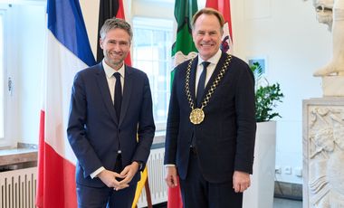 Oberbürgermeister Dr. Stephan Keller (r.) hat am Montag, 26. Oktober 2026, den neuen französischen Generalkonsul Xavier Fournier zu dessen Antrittsbesuch im Rathaus empfangen. Foto: LHD/Claus Langer
