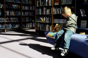 Symbolbild: Kind in Bibliothek