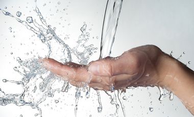 Hand unter Wasserstrahl © Vladyslav Bashutskyy/fotolia.com