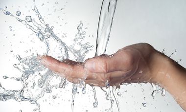 Hand unter Wasserstrahl © Vladyslav Bashutskyy/fotolia.com