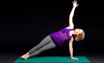 Foto einer Frau bei Pilates Übungen
