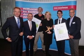 Die diesjährigen Preisträger der Mobilitätspartnerschaft mit Handwerkskammerpräsident Andresas Ehlert und Oberbürgermeister Thomas Geisel (von links) und IHK-Vizepräsident Dirk Lindner (rechts). Foto: David Young