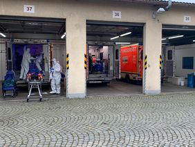 Drei von insgesamt zehn Desinfektionsstraße an der Posener Straße, die in der Pandemie in Dauerbetrieb sind.