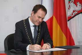 Oberbürgermeister Dr. Stephan Keller hat am Freitag, 22. Januar per Videokonferenz den neuen und aktualisierten Kooperationsvertrag zur Städtefreundschaft mit Toulouse unterzeichnet. Foto: David Young