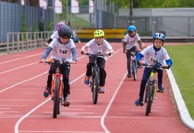 Der Petit Départ richtete sich in diesem Jahr an Kinder der Jahrgänge 2011 bis 2014, die das Fahrradfahren als Sport kennenlernen konnten. In drei Disziplinen – Zeitfahrrennen, Sprinttest und Hindernisparcours – wurden die Besten ermittelt © Landeshauptstadt Düsseldorf/Uwe Schaffmeister 
