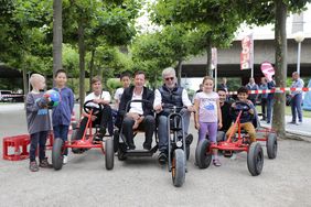 Testeten mit Kindern den Gokart-Parcours: Stadtdirektor Burkhard Hintzsche (vorne links) und Peter Schwabe, Präsident des Stadtsportbundes, bei der Vorstellung des OAC-Programms; Fotos: Lammert
