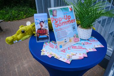 Das Pop-Up-Bürgerbüro hat am Montag, 2. Juni 2025, Halt im Aquazoo Löbbecke Museum gemacht. Es ist Teil des "Düsseldorfer Pop-Up-Sommers", mit dem das Amt für Einwohnerwesen den Bürgerservice an außergewöhnliche Orte bringt. Foto: Gstettenbauer