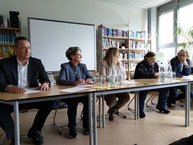 Pressegespräch zu Street Racket mit (v.l.) Stefan Boesel (Sportamt), Dagmar Wandt (Schulverwaltungsamt), Sabine Frerking (Humboldt-Gymnasium), Wolfgang Scheffler (Bürgermeister) und Ulrich Wolter (Stadtsportbund); Foto: Stadt/Brembach
