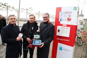 Stellten die neue Defi-Säule an der Rheinuferpromenade vor: (v.l.) Oberbürgermeister Thomas Geisel, Dr. David Clausen, Philips, und Gesundheitsdezernent Prof. Dr. Andreas Meyer-Falcke. Foto: Lammert