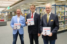 (V. l.) Stephan Schwering, Leiter der Zentralbibliothek, Dr. Norbert Kamp, Direktor der Stadtbüchereien, und Klaus Peter Hommes, Abteilungsleiter Bestandsaufbau, Sacherschließung und  Fachinformation; Foto: Michael Gstettenbauer