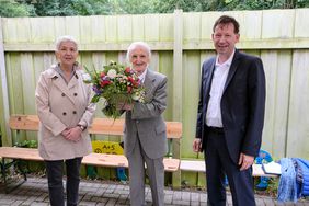 Stadtdirektor Burkhard Hintzsche und Gartenamtsleiterin Doris Törkel danken Stiftungsgründer Dieter Schnelle für sein Engagement zum Schutz von Natur und Umwelt. Foto: M. Gstettenbauer