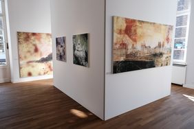 Das Hetjens – Deutsches Keramikmuseum präsentiert vom 15. März bis 31. Juli seine neue Sonderausstellung "Dieter Nuhr: Reisezeit – Zeitreisen"