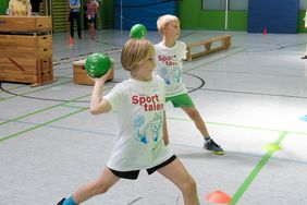Aufgeteilt in mehrere Riegen - hier beim Handball - starteten die Kinder bei der Talentiade in den Sportparcours; Foto: Gstettenbauer