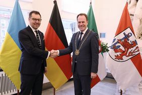 Der Botschafter der Ukraine, Oleksii Makeiev (l.), mit Oberbürgermeister Dr. Stephan Keller bei seinem Antrittsbesuch im Jan-Wellem-Saal des Düsseldorfer Rathauses