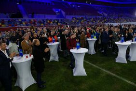 Neben geladenen Gästen aus der Stadtgesellschaft waren auch die Teilnehmer der rund 80 Meetings des Working Visits vor Ort im Innenraum der Arena, um sich auf die EURO 2024 einzustimmen. Foto: Kenny Beele