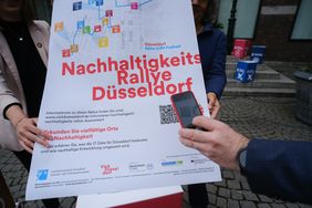 An jeder Station hängen Plakate aus, die mit QR-Codes versehen sind. Nutzer können diese mit dem eigenen Smartphone scannen und kommen auf die Seite der Station, welche mit Informationen und Rätseln ausgestattet ist. Foto: Gstettenbauer