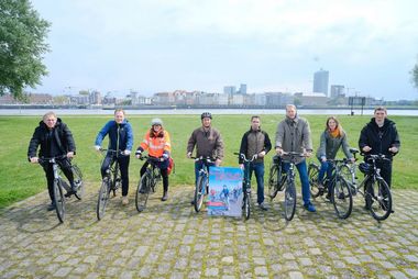 Foto von Oberbürgermeister Dr. Stephan Keller (2.v.l.), Umweltsdezernent Jochen Kral (l.) und Mitarbeiter der Stadt präsentieren das Stadtradeln-Plakat r