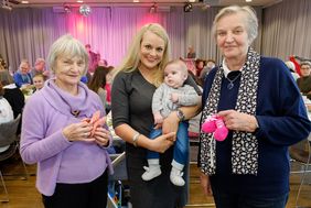 Die fleißigen Strickerinnen Renate Hild (links) und Käthi Wilges (rechts) mit Mutter Yvonne Möller und Sohn Lion. Foto: Schaffmeister