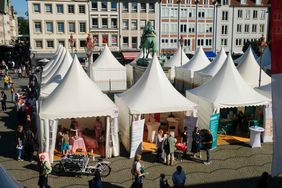 Die Zeltstadt am Rathaus war ein Hotspot beim 1. "Tag der Bildung" in Düsseldorf. Insgesamt gab es über 80 Angebote zum Thema "Bildung im digitalen Zeitalter"; Foto: Gstettenbauer
