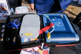 Der öffentliche Defibrillator kann im Notfall Menschenleben retten.