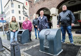 Oberbürgermeister Thomas Geisel (2.v.r.) stellte an den unterirdischen Depotcontainern in der Marktstraße die neuen Mülldetektive der Landeshauptstadt Düsseldorf vor; Foto: Zanin