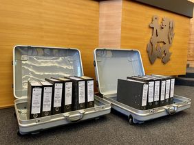  Viel Papier: die Niederschriften und Schnellmeldungen der Bundestagswahl 2021 lagen zur Einsichtnahme aus. Foto: Amt für Kommunikation