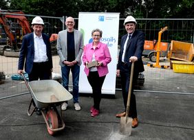 Erweiterungsbau für die Mosaikschule: Am 12. Mai fand mit OB Dr. Stephan Keller (r.), Stadtdirektor Burkhard Hintzsche (l.), Amtsleiterin Dagmar Wandt und Schulleiter Andreas Rupieper die Grundsteinlegung statt; Foto: Landeshauptstadt Düsseldorf/Wilfried Meyer