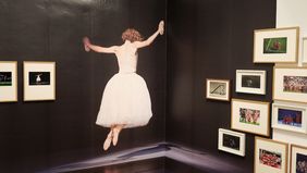Passend zur Europameisterschaft treffen nun in der Sonderausstellung "Exzellente Fußarbeit" Fußballfotos auf Ballettfotos aus den Sammlungen des Theatermuseums.