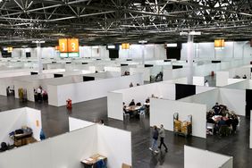 Im Briefwahlzentrum in der Messehalle 3 werden ab 18 Uhr die Briefwahlstimmen ausgezählt. Foto: Ingo Lammert