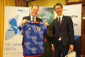 CEO Taro Shimada übergibt OB Dr. Keller ein Trikot der japanischen Fußballnationalmannschaft Samurai Blue © Wirtschaftsförderung Düsseldorf