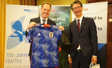 CEO Taro Shimada übergibt OB Dr. Keller ein Trikot der japanischen Fußballnationalmannschaft Samurai Blue © Wirtschaftsförderung Düsseldorf