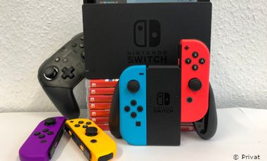 Foto mit Nintendoswitch Gamingcontroller und -Spiel.