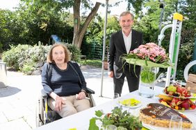 Oberbürgermeister Thomas Geisel gratulierte Rosa Löwendahl zu ihrem 100. Geburtstag und überreichte ihr einen Strauß Blumen. Foto: Melanie Zanin