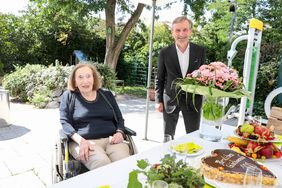 Oberbürgermeister Thomas Geisel gratulierte Rosa Löwendahl zu ihrem 100. Geburtstag und überreichte ihr einen Strauß Blumen. Foto: Melanie Zanin