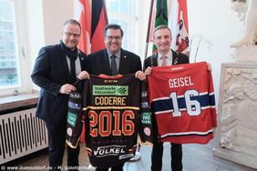 DEG-Trainer Daniel Kreutzer, Denis Coderre, Bürgermeister von Montréal, und OB Geisel im Jan-Wellem-Saal