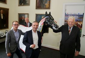 Vorfreude auf den 99. Großen Preis der Landeshauptstadt bei (v.r.) Peter M. Endres (Präsident Düsseldorfer Reiter- und Rennverein), Oberbürgermeister Thomas Geisel, Günther Gudert (Geschäftsführer Rennverein) und Spitzenjockey Andrasch Starke
