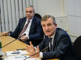OB Thomas Geisel (r.) und Dr. Udo Brockmeier, Vorstandsvorsitzender der Stadtwerke Düsseldorf AG, stellten die Maßnahmen zur Erreichung des Klimaschutzzieles 2035 vor. Foto: Michael Gstettenbauer