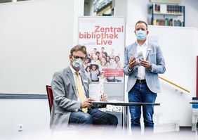 Das Veranstaltungsprogramm und der neue Flyer wurden am Donnerstag, 27. August, von (v. l.) Dr. Norbert Kamp, Direktor der Stadtbüchereien, und Stephan Schwering, Leiter der Zentralbibliothek, vorgestellt; Foto: Melanie Zanin